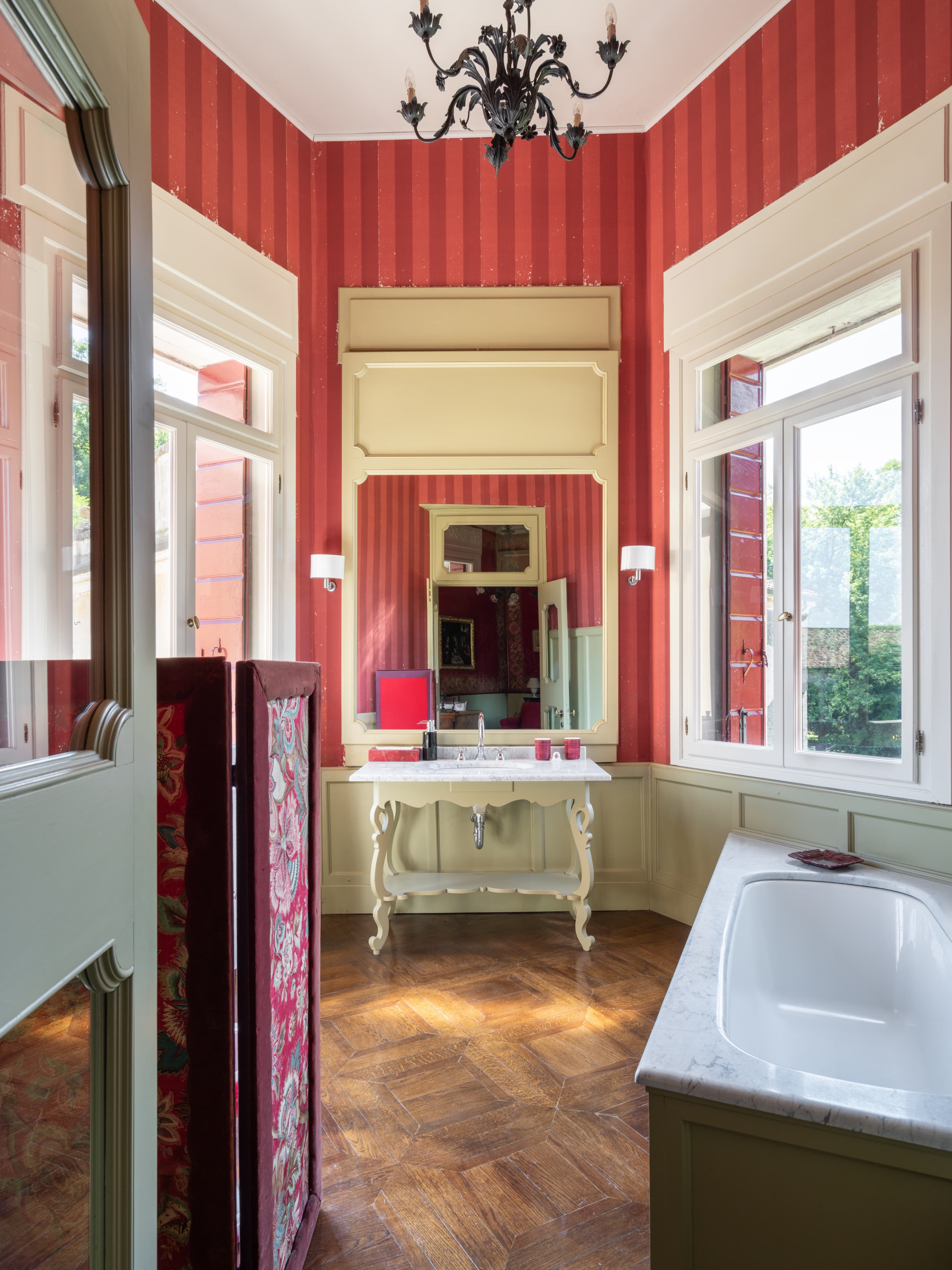 The bathroom of the Crimson Chamber