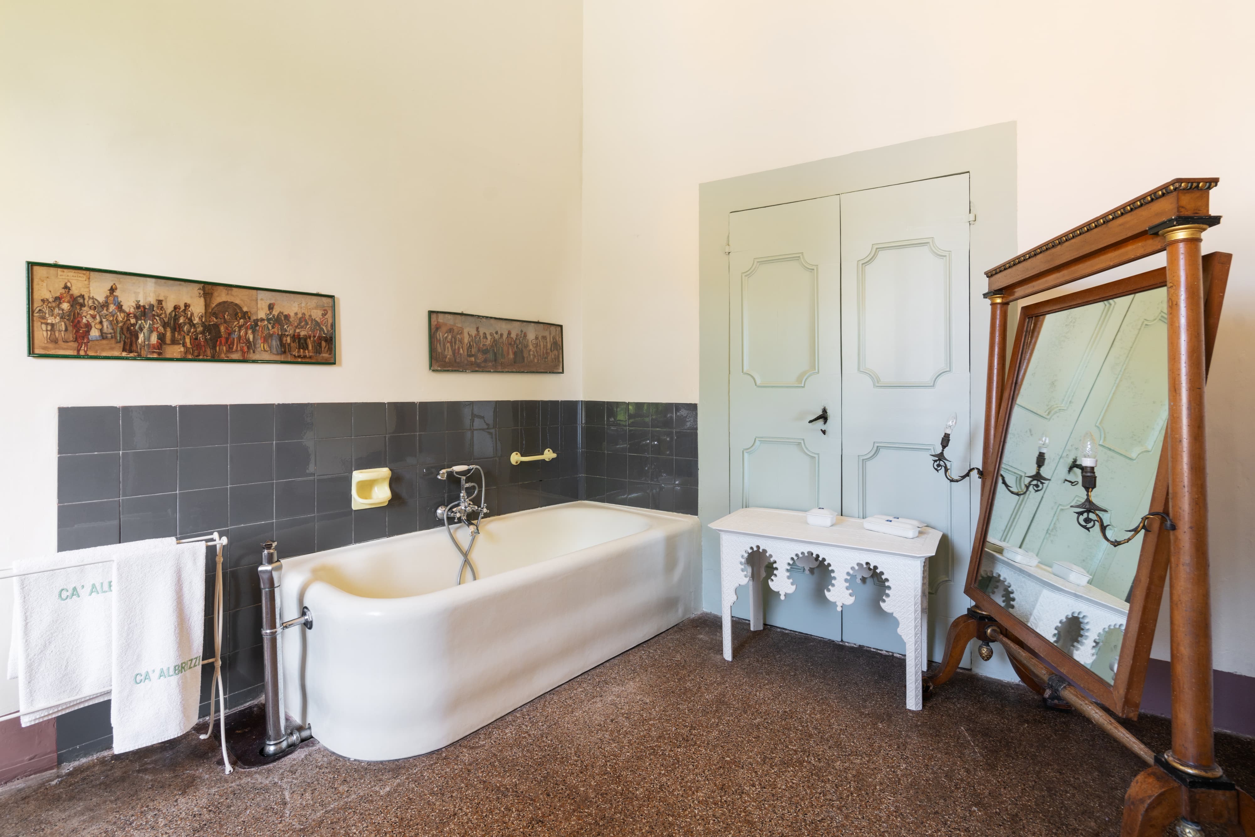 The bathroom of the Yellow Chamber