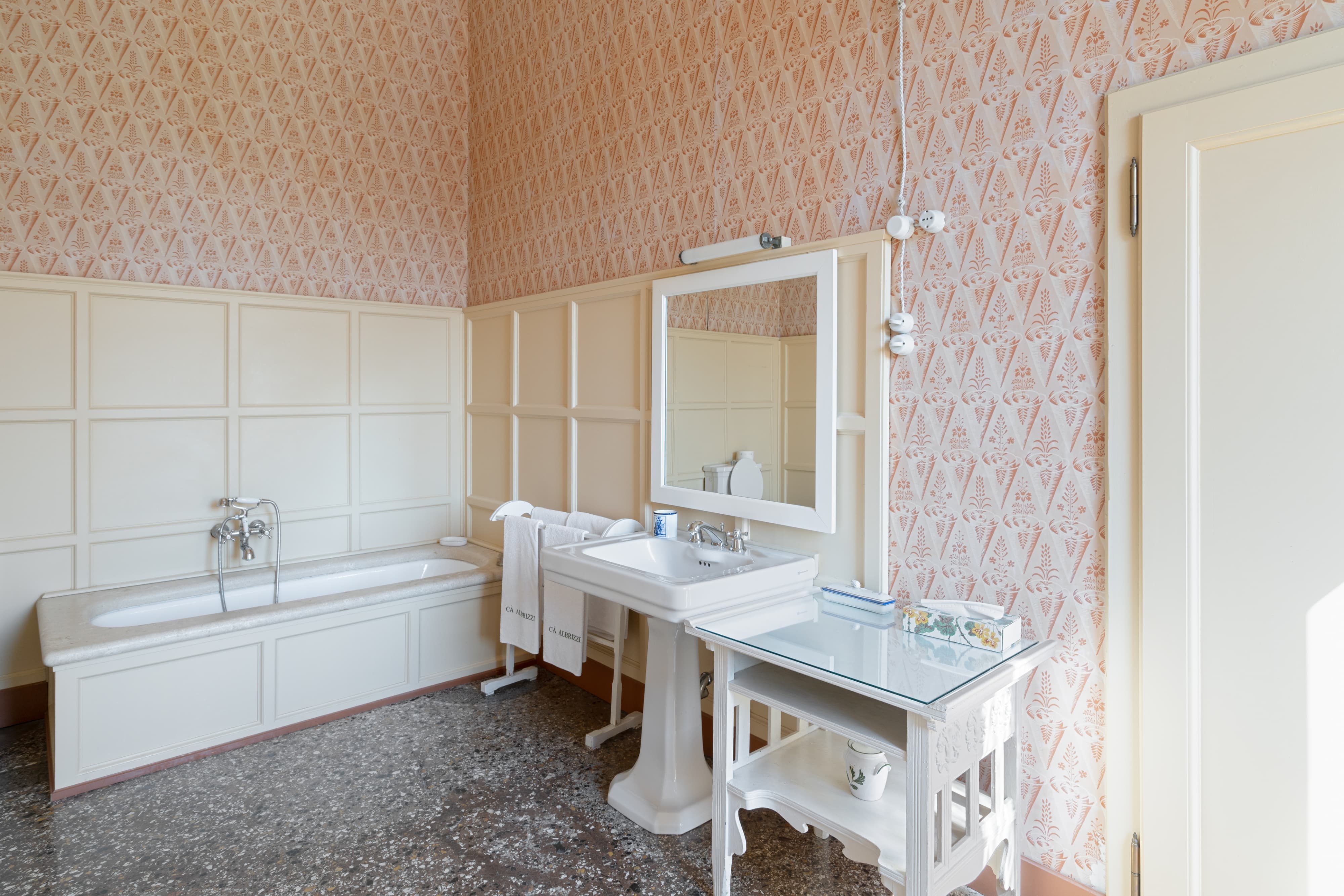 The bathroom of the India Chamber