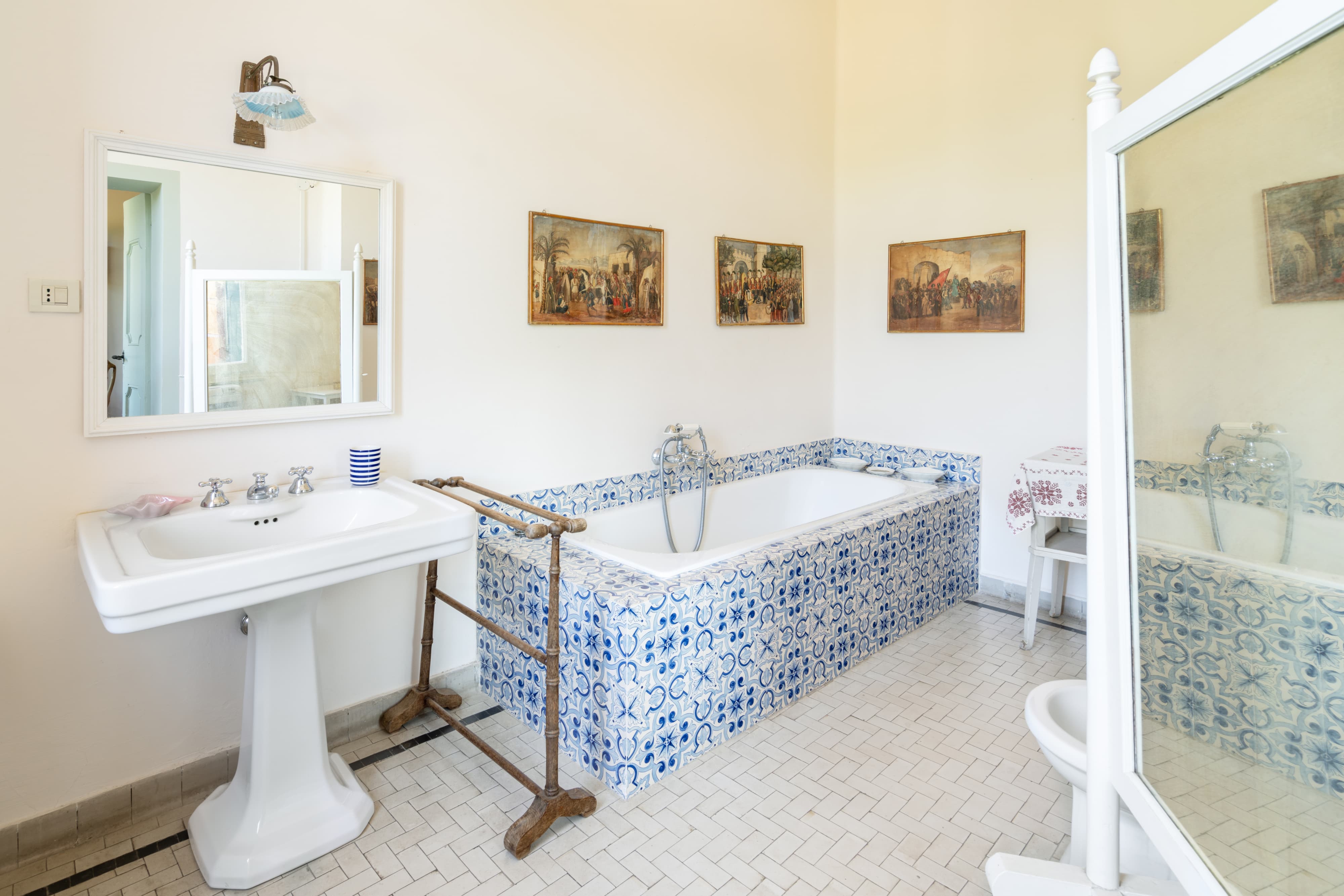 The bathroom of the Rose Chamber